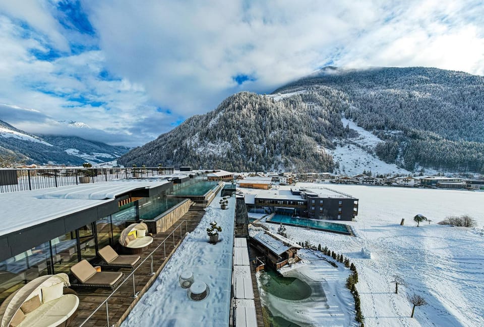 Nearby landmark, Day, Natural landscape, Winter, Mountain view