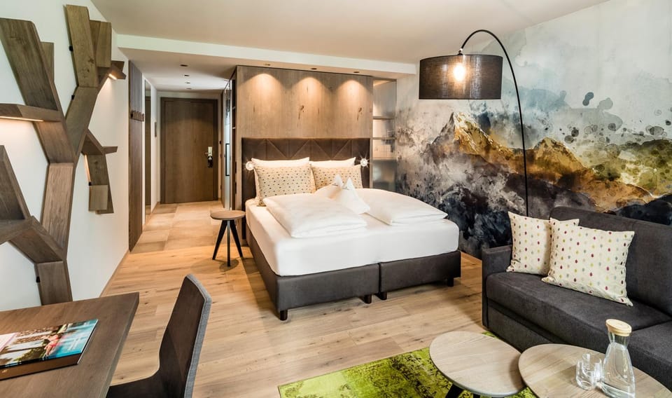 Bed, Living room, Photo of the whole room, Seating area, Bedroom