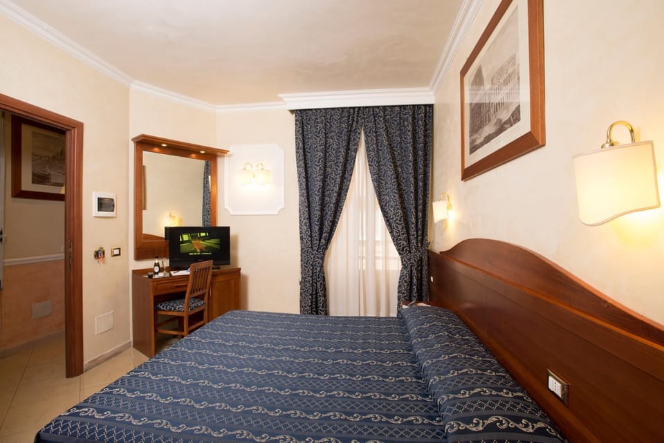 TV and multimedia, Photo of the whole room, Bedroom, hair dresser