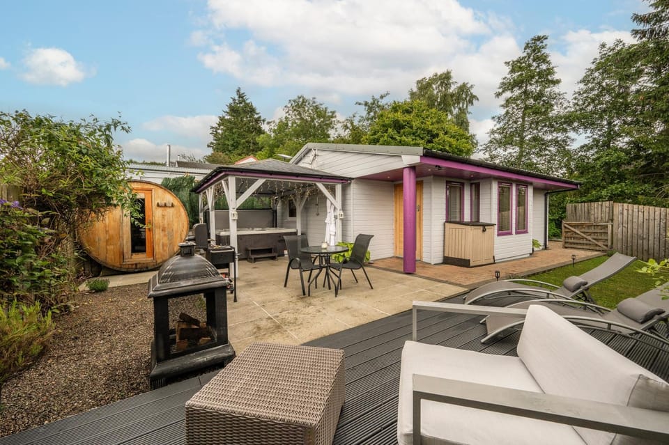 Patio, BBQ facilities, Hot Tub, Sauna, Garden view, fireplace