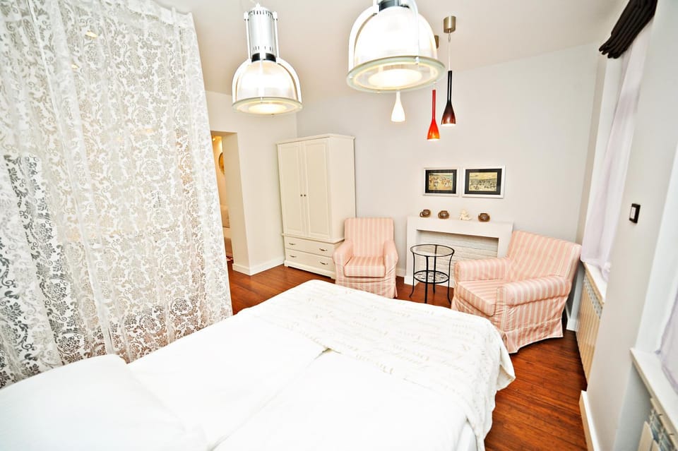 Bed, Living room, Photo of the whole room, Seating area, Bedroom