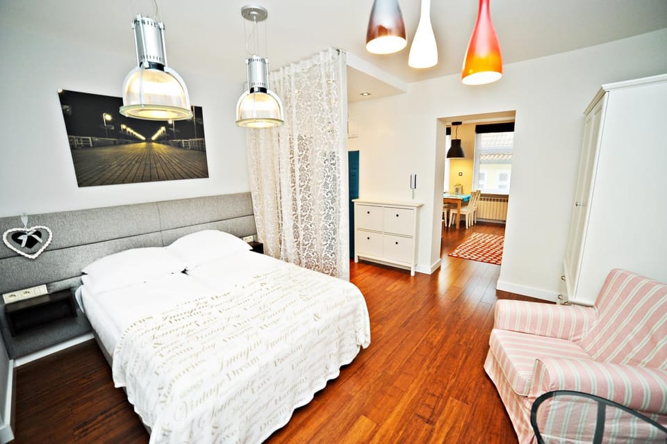 Photo of the whole room, Bedroom