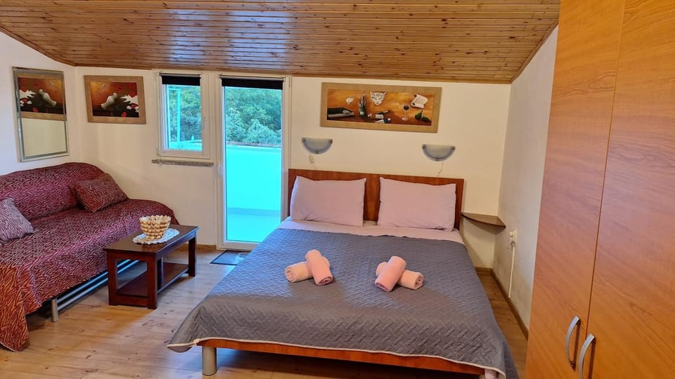 Bed, Seating area, Bedroom