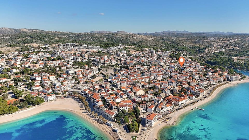 Property building, Restaurant/places to eat, Bird's eye view, Beach, Location