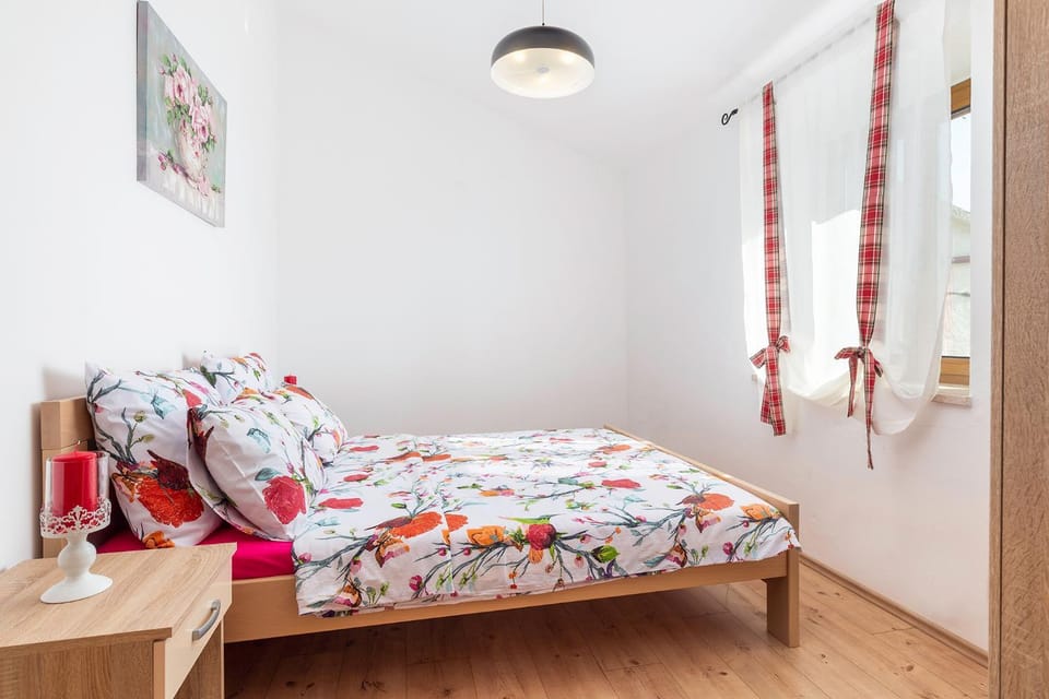 Bed, Photo of the whole room, Decorative detail, Bedroom