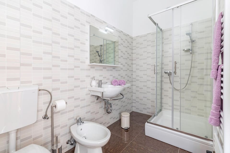 Shower, Toilet, Bathroom, bidet, towels