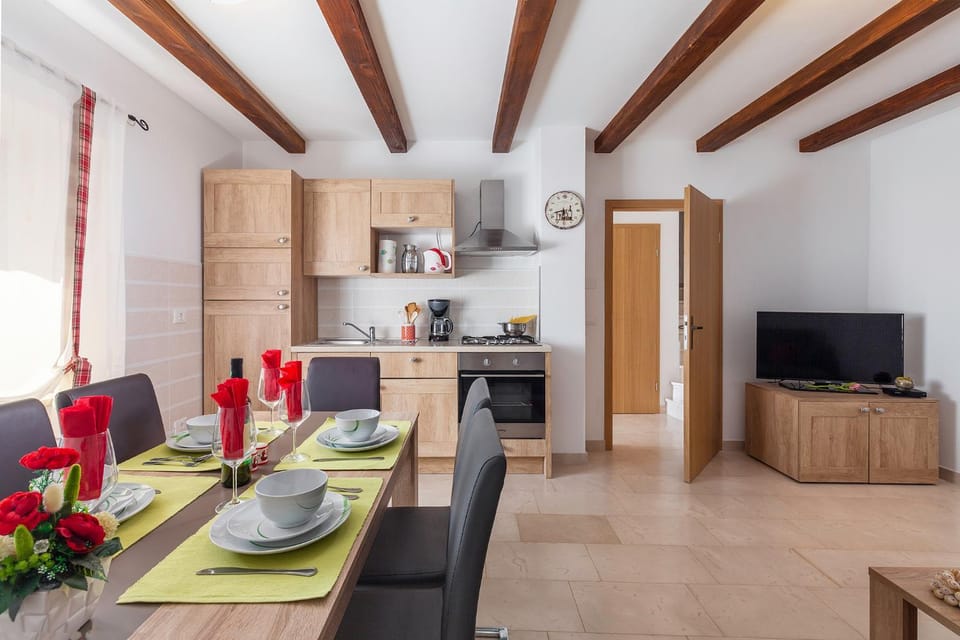 TV and multimedia, Coffee/tea facilities, Kitchen or kitchenette, Living room, Food and drinks, Seating area, Dining area, pet friendly, stove