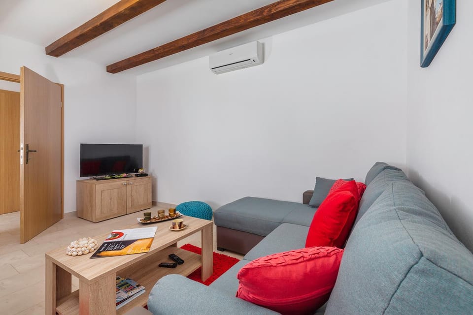 TV and multimedia, Living room, Seating area, Evening entertainment, air conditioner
