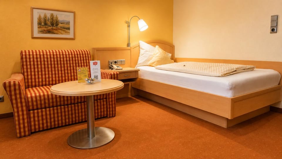 Bed, Photo of the whole room, Seating area, Bedroom