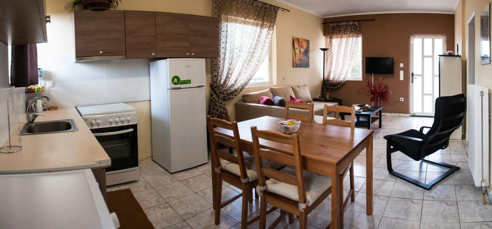 TV and multimedia, Coffee/tea facilities, Kitchen or kitchenette, Living room, Seating area