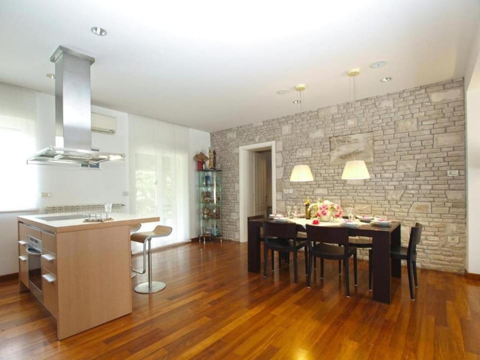 Kitchen or kitchenette, Seating area, Dining area, stove
