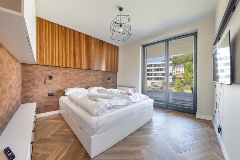 Bed, TV and multimedia, Bedroom