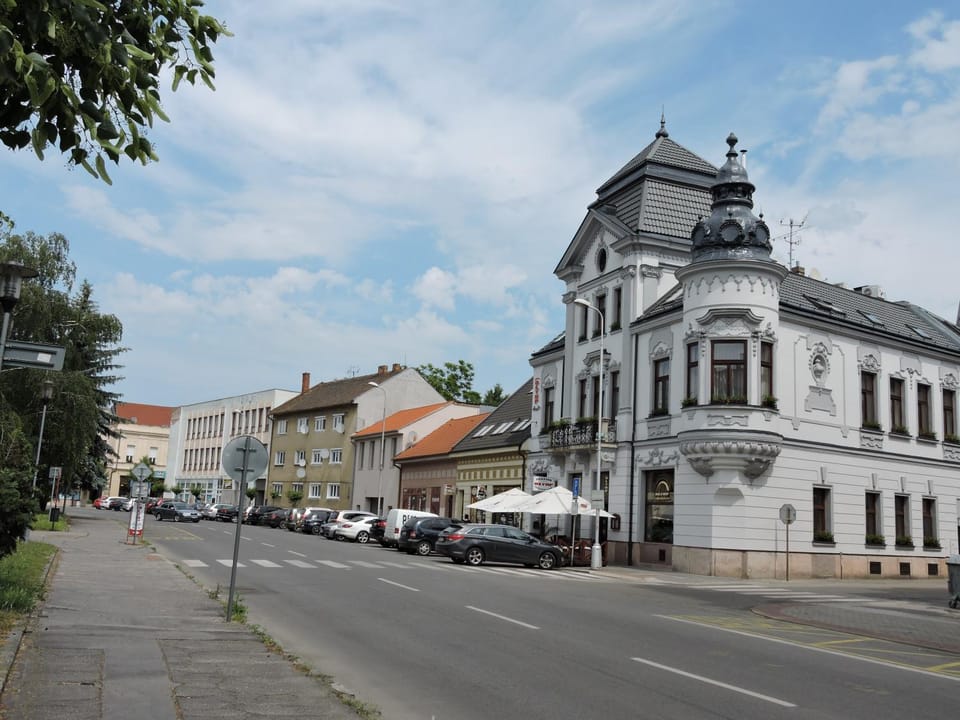 Property building, Neighbourhood, Street view, Location, Parking