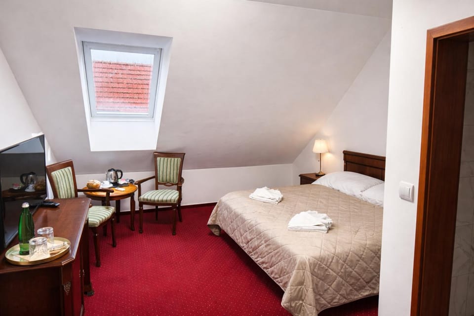 TV and multimedia, Photo of the whole room, Bedroom