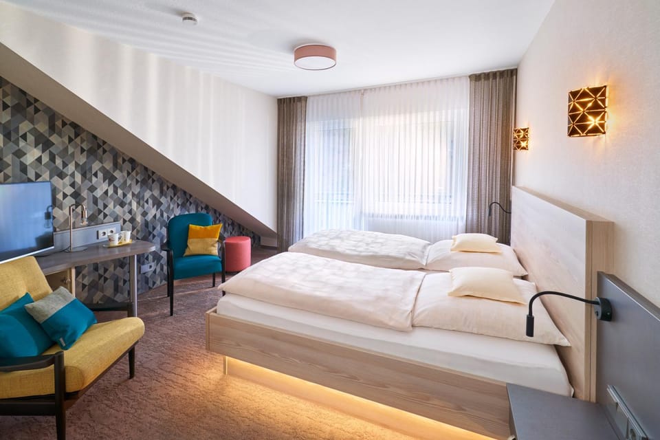 TV and multimedia, Seating area, Bedroom