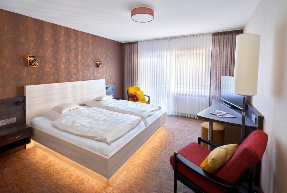 TV and multimedia, Seating area, Bedroom