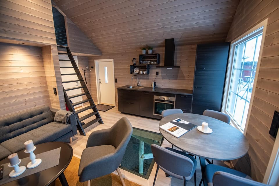 Coffee/tea facilities, Kitchen or kitchenette, Living room, Seating area, Dining area, pet friendly
