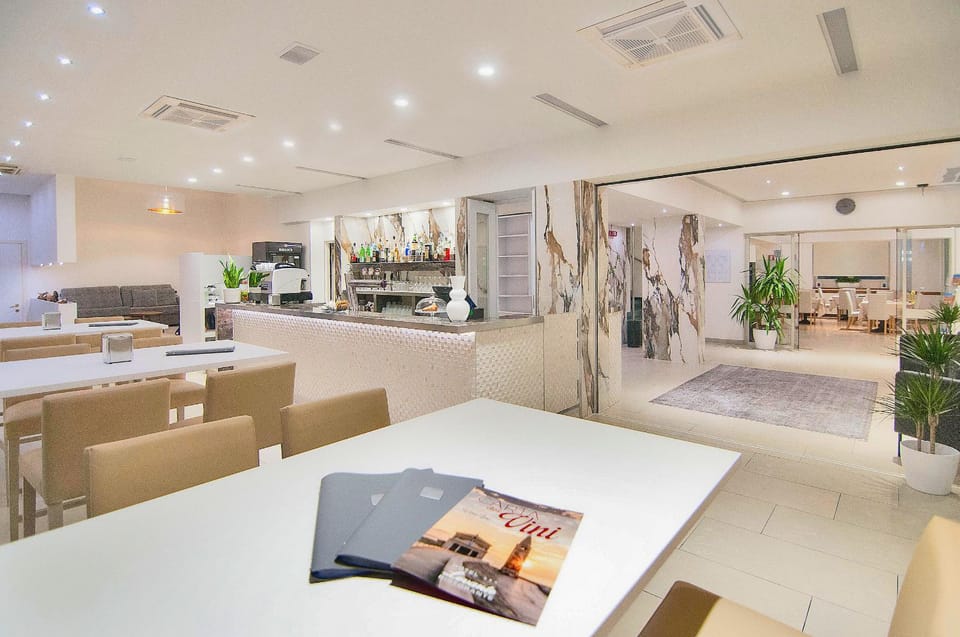 Restaurant/places to eat, Lounge or bar, Lunch, Dinner, Alcoholic drinks, Non alcoholic drinks