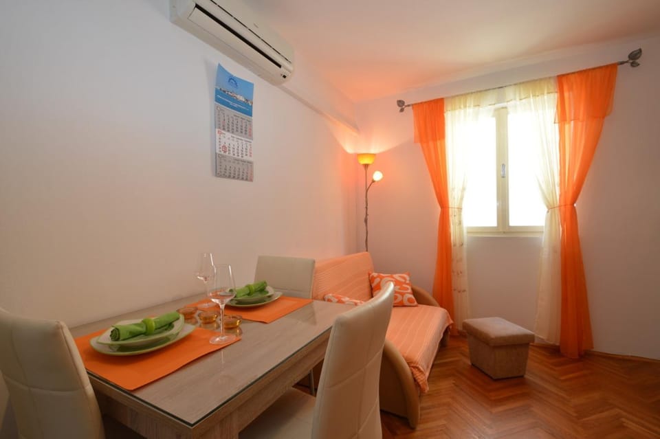 Living room, Dining area, air conditioner