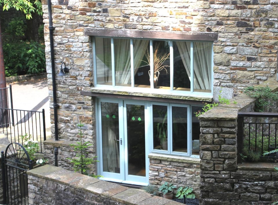 Property building, Quiet street view