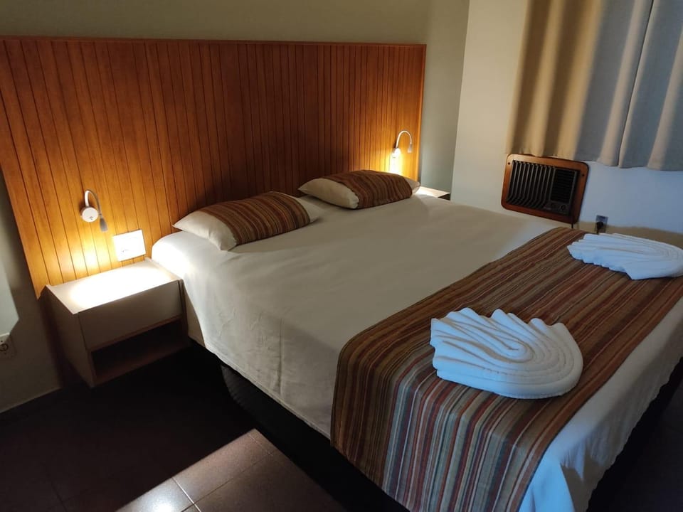 Bed, towels