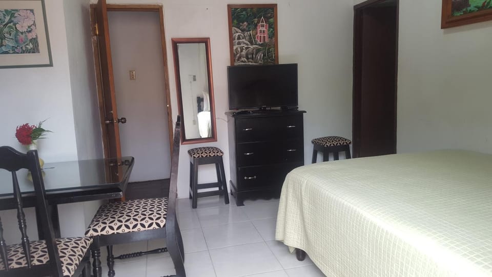 Bed, TV and multimedia, Bedroom