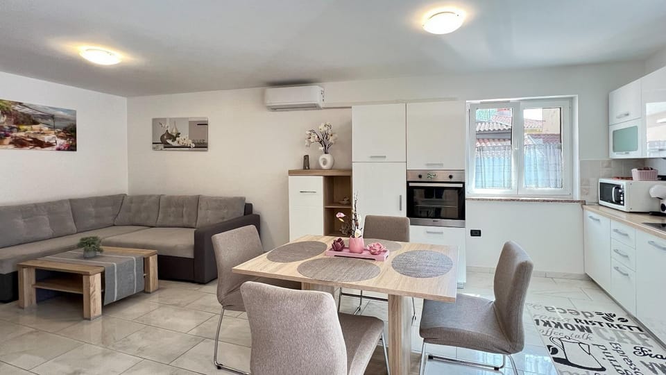 Kitchen or kitchenette, Living room, Dining area, oven