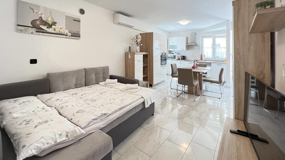 Bed, TV and multimedia, Living room, Photo of the whole room, Seating area, Dining area