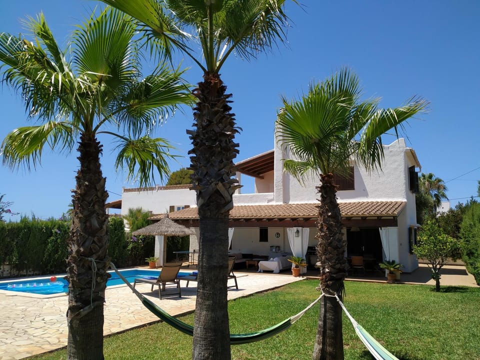 Property building, Garden, Garden, Garden view, Pool view, Swimming pool, sunbed