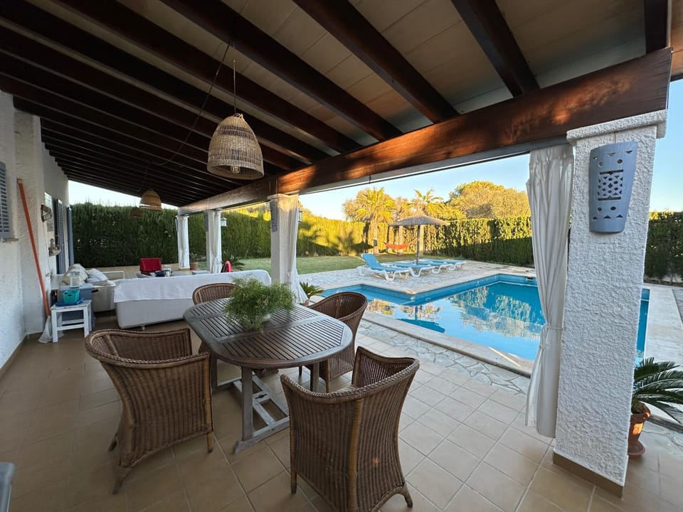 Dining area, Pool view, sunbed