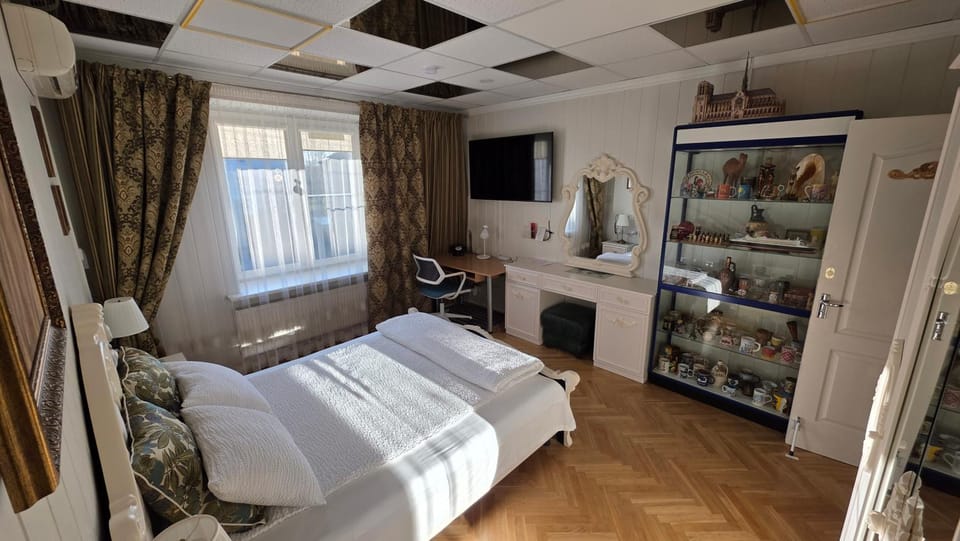 Bed, TV and multimedia, Photo of the whole room, Bedroom, wardrobe