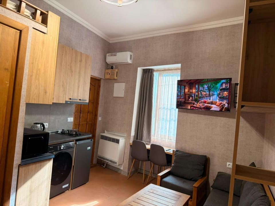 Communal lounge/ TV room, TV and multimedia, Living room, Seating area, Dining area, minibar, oven, air conditioner