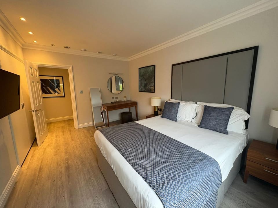 Photo of the whole room, Bedroom