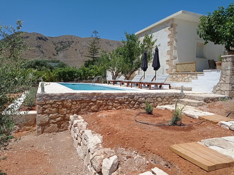 Property building, Patio, Day, Natural landscape, Garden, Garden view, Mountain view, Pool view, Swimming pool, sunbed