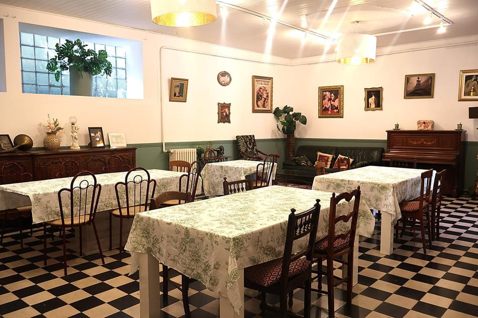 Restaurant/places to eat, Banquet/Function facilities, Meals