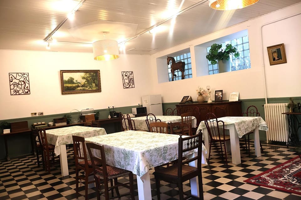 Restaurant/places to eat, Banquet/Function facilities, Meeting/conference room