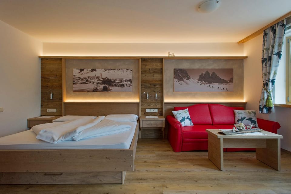 Living room, Photo of the whole room