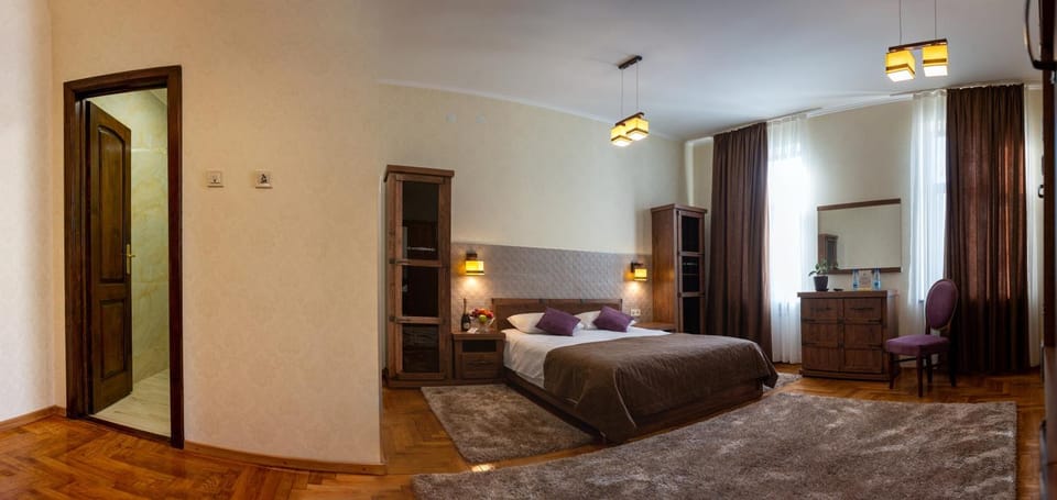 Bed, Photo of the whole room, Bedroom, Inner courtyard view