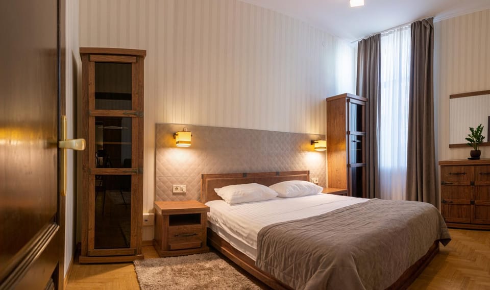 Bed, Photo of the whole room, Bedroom, City view