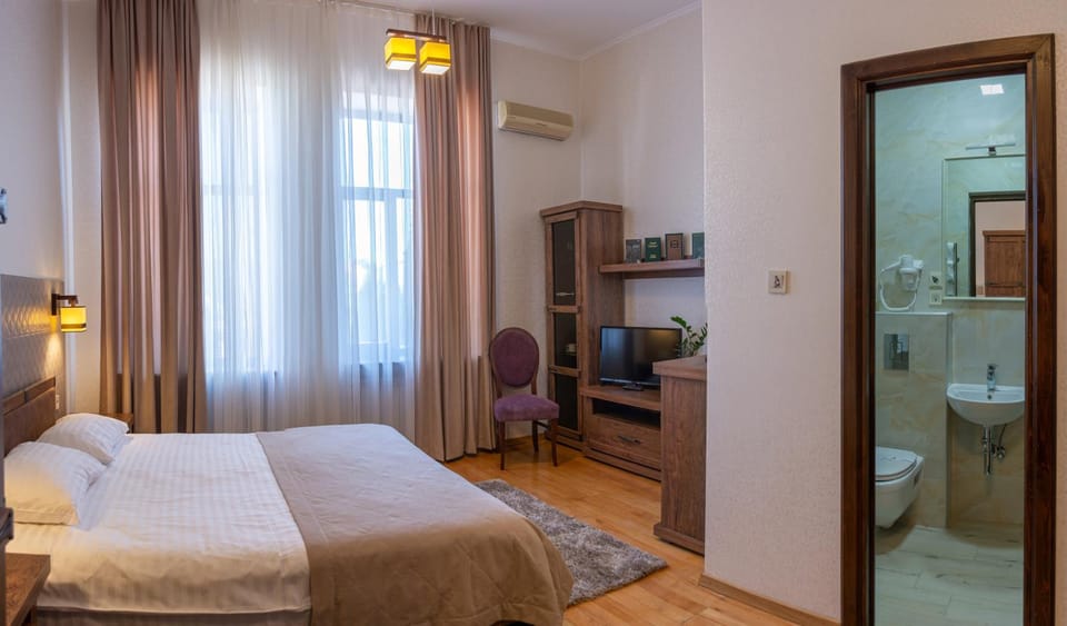 Bed, TV and multimedia, Photo of the whole room, Bedroom