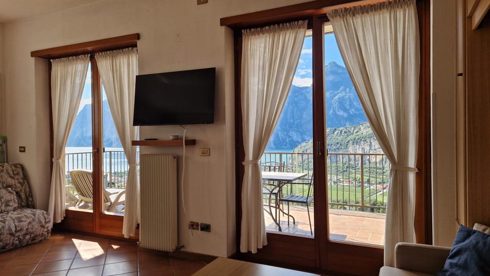 Communal lounge/ TV room, Photo of the whole room, Mountain view