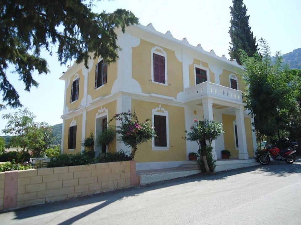 Property building, Balcony/Terrace, Location