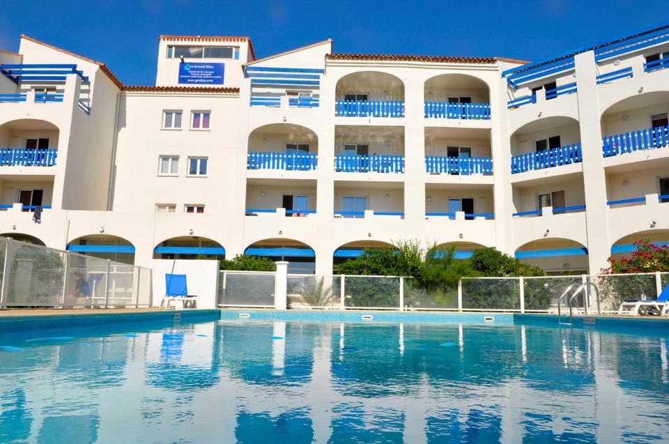 Swimming pool, Swimming pool