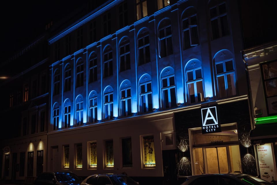Property building, Facade/entrance, Night