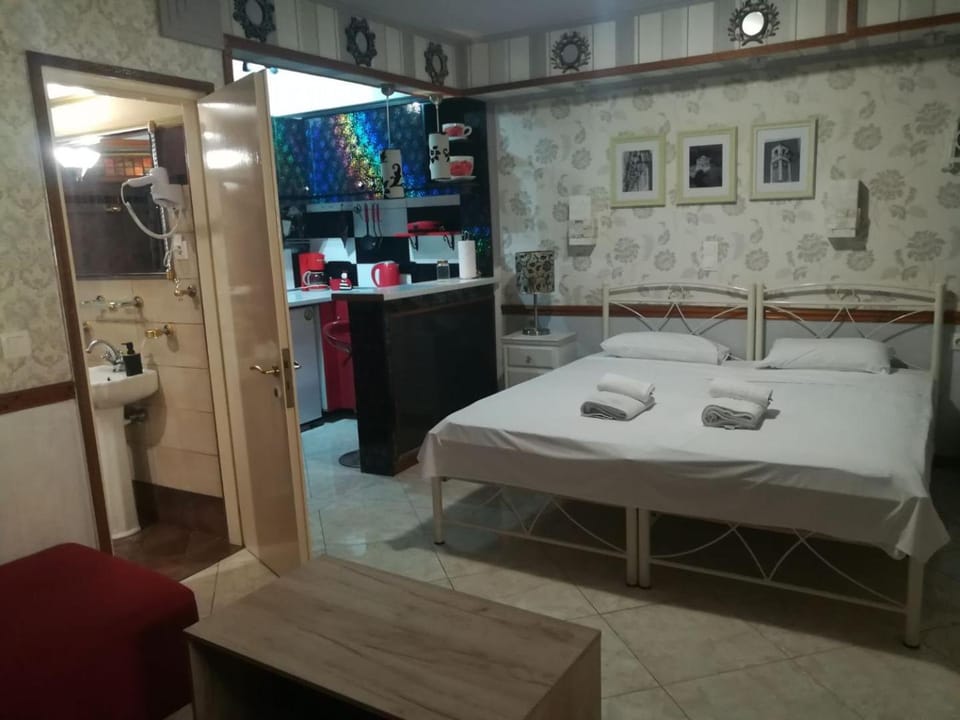 Bed, Kitchen or kitchenette, Living room
