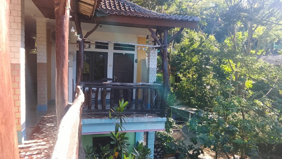 Property building, Day, Balcony/Terrace