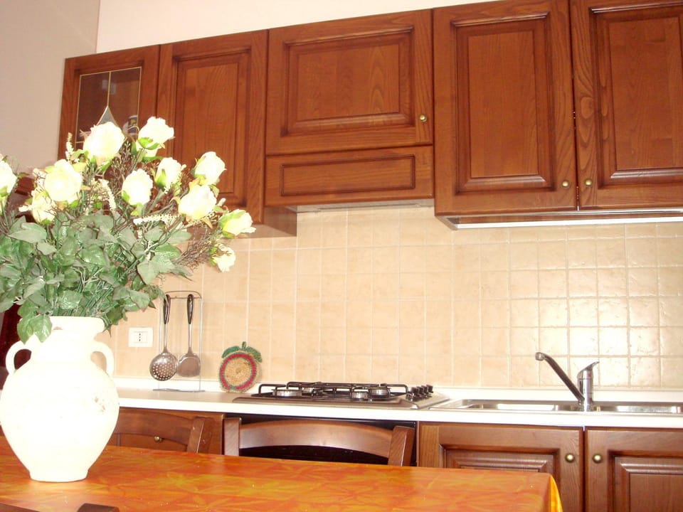 Communal lounge/ TV room, TV and multimedia, Coffee/tea facilities, Kitchen or kitchenette, Seating area, stove