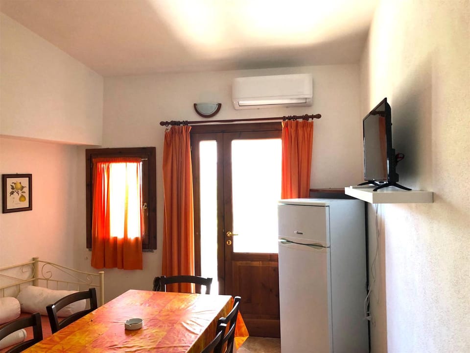 TV and multimedia, Coffee/tea facilities, Living room, Seating area, Dining area, Garden view, Pool view, Area and facilities, Quiet street view, Inner courtyard view