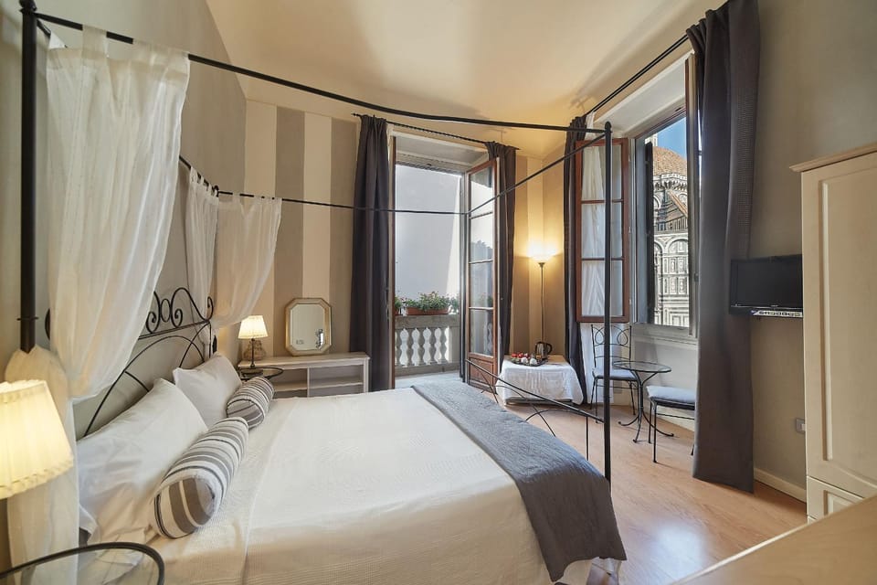 Bed, City view, Landmark view