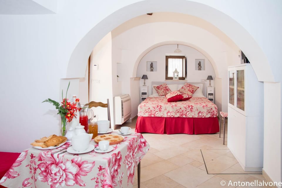 Photo of the whole room, Italian breakfast